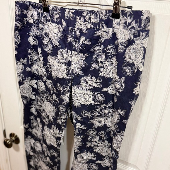 Brooks Brothers Natalie Fit Navy Floral Print Cropped Pants Womens Size 12 - Picture 2 of 8